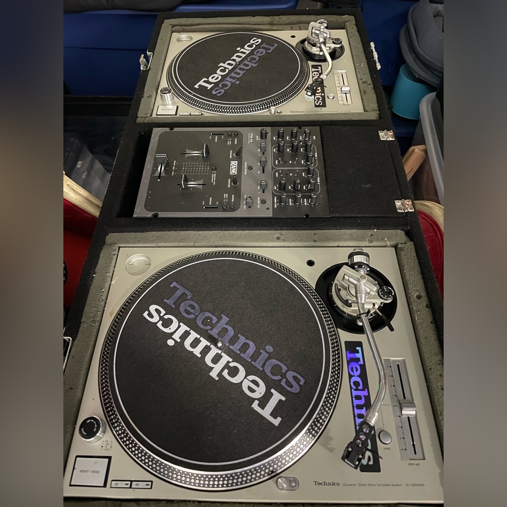 DJ Set-Up / 2 Technics SL1200 MK3 / Rane DJ Mixer / Odyssey Coffin & DJ Stand